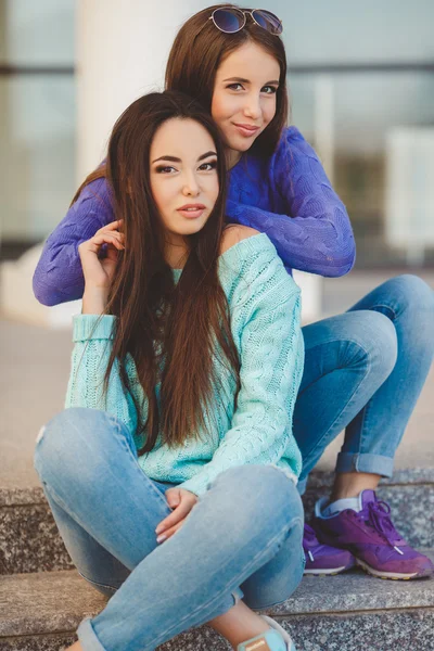 Urban porträtt av två vackra flickvänner. — Stockfoto