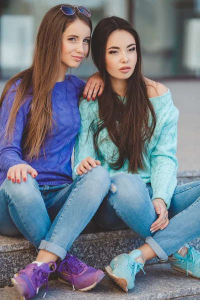 Portrait urbain de deux belles petites amies . — Photo