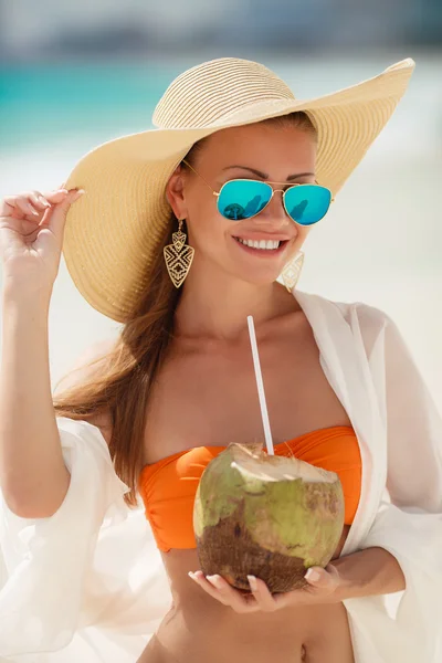 Bella signora in bikini, rimuove la sete con latte di cocco — Foto Stock