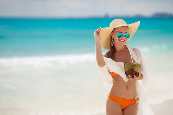 Bella signora in bikini, rimuove la sete con latte di cocco — Foto Stock