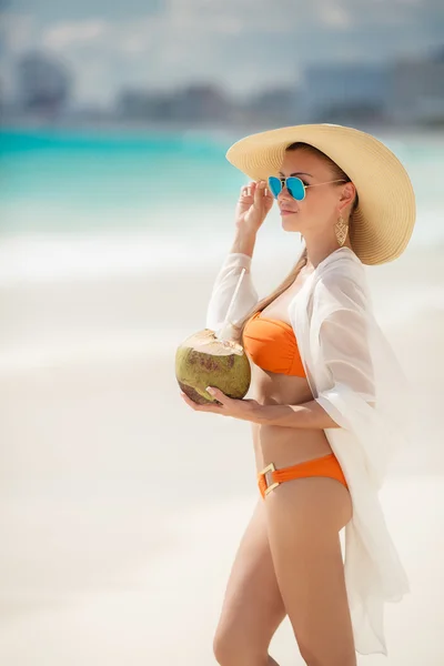 Hermosa dama en bikini, elimina la sed con leche de coco —  Fotos de Stock
