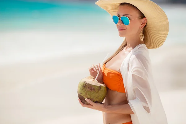 Belle dame en bikini, élimine la soif avec du lait de coco — Photo