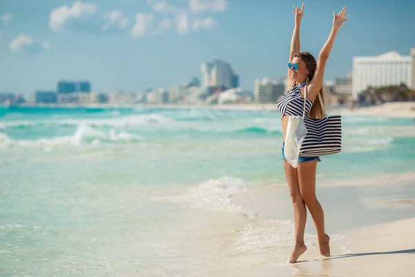 Retrato de meninas sexy felizes com saco de praia posando contra o mar . — Fotografia de Stock