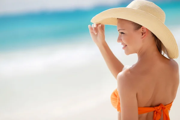 日焼け女性の熱帯ビーチで日光浴 (ブロンズ) ロイヤリティフリーのストック画像