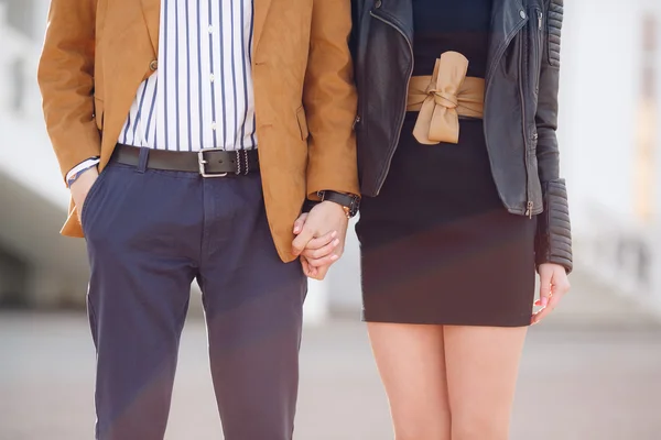 Jovem belo casal elegante no amor de mãos dadas na rua — Fotografia de Stock