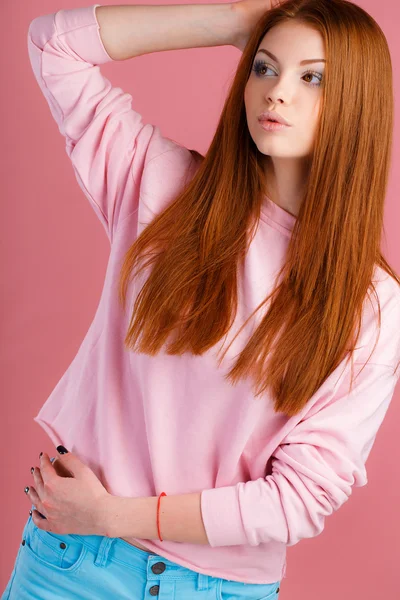 Retrato de estudio de una mujer hermosa . —  Fotos de Stock