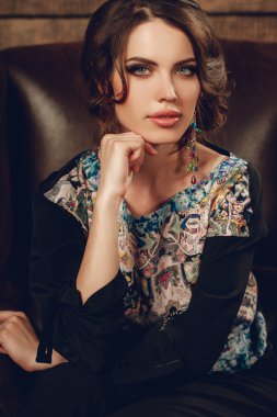 Akşam makyaj takı ile güzel moda kadın.