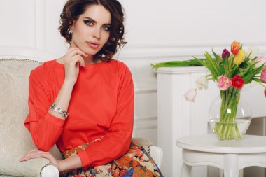 Akşam makyaj takı ile güzel moda kadın.