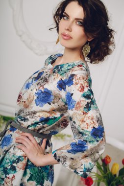 Akşam makyaj takı ile güzel moda kadın.