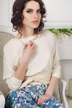 Akşam makyaj takı ile güzel moda kadın.