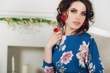 Akşam makyaj takı ile güzel moda kadın.