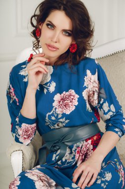 Akşam makyaj takı ile güzel moda kadın.