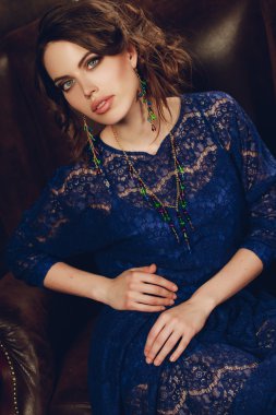 Akşam makyaj takı ile güzel moda kadın.