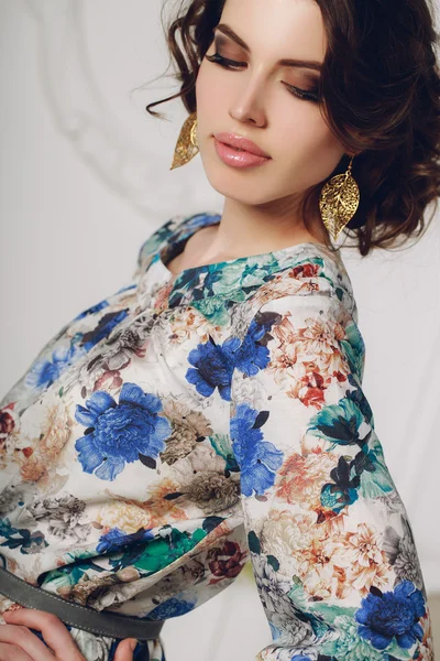 Hermosa mujer de moda con maquillaje de noche en joyas . —  Fotos de Stock