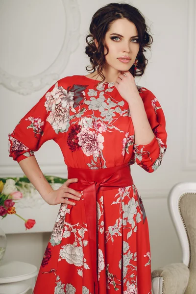 Akşam makyaj takı ile güzel moda kadın.