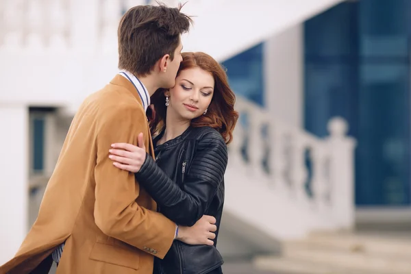 Pareja enamorada en el fondo de la ciudad de primavera . —  Fotos de Stock