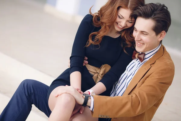 Pareja enamorada en el fondo de la ciudad de primavera . —  Fotos de Stock