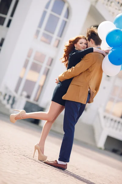 Pareja enamorada en el fondo de la ciudad de primavera . —  Fotos de Stock