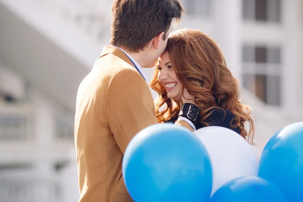 Pareja enamorada en el fondo de la ciudad de primavera . —  Fotos de Stock