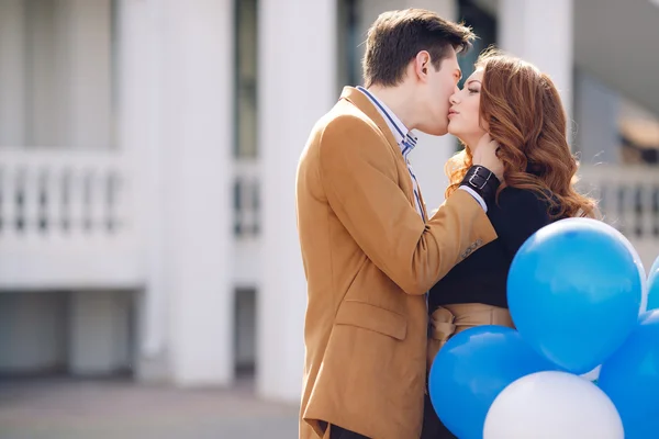 Couple in love on the background of the spring city. — Stock Photo, Image