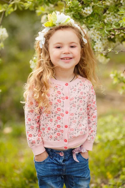 Retrato de niña al aire libre en un exuberante jardín . —  Fotos de Stock