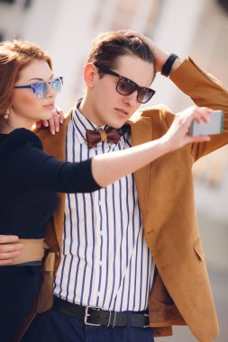 Çift ile smartphone şehir fotoğrafı