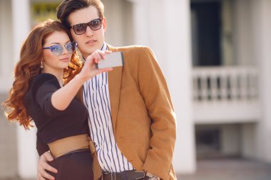 Çift ile smartphone şehir fotoğrafı