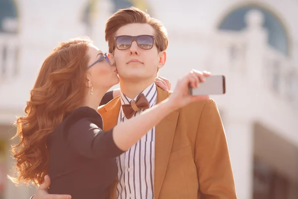 Het echtpaar is gefotografeerd met smartphone in de stad — Stockfoto