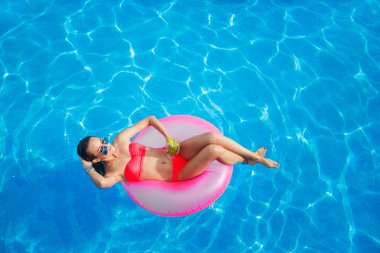 Havuzu şişme lifebuoy üzerinde güzel kız