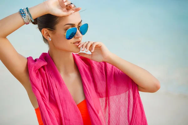 Jolie jeune femme avec paréo rouge pour la plage — Photo