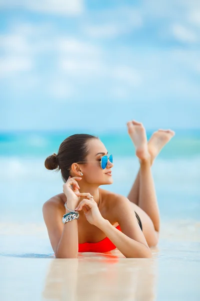 Jeune femme profitant d'une journée ensoleillée sur la plage tropicale. — Photo