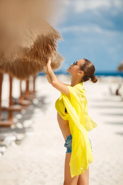 Vacker sexig kvinna slappnar av på en tropisk strand — Stockfoto