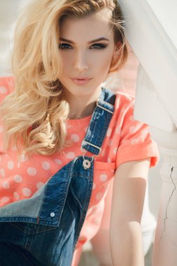 güzel bir kadın portresi yaz.