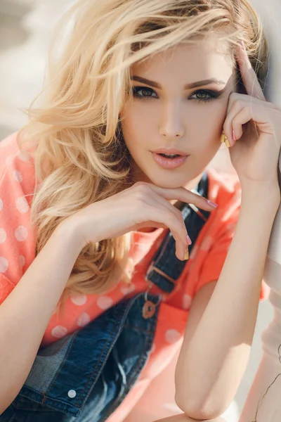 Retrato de verão de uma mulher bonita . — Fotografia de Stock