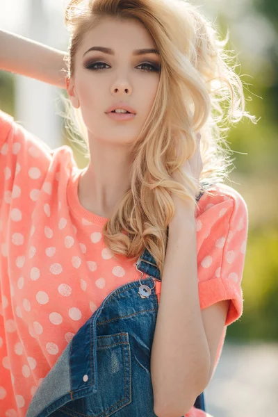 Summer portrait of a beautiful woman. — Stock Photo, Image