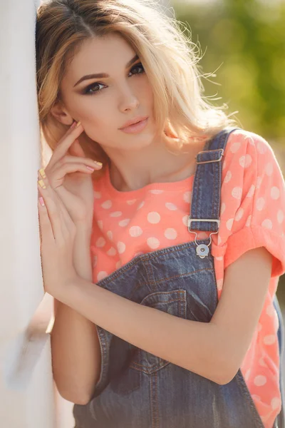 Retrato de verano de una mujer hermosa . — Foto de Stock