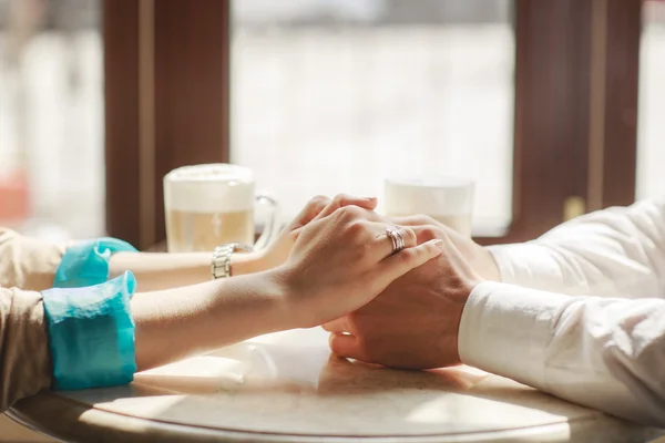 Douces mains de la femme entre les mains des hommes . — Photo