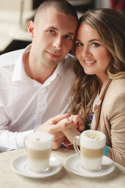 Happy couple drinking coffee in an urban café. — Stock Fotó