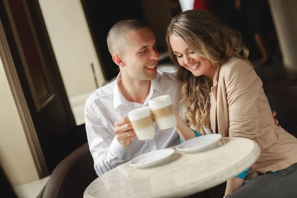 Felice coppia bere caffè in un caffè urbano . — Foto Stock