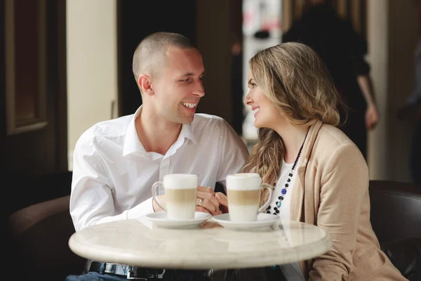 Felice coppia bere caffè in un caffè urbano . — Foto Stock