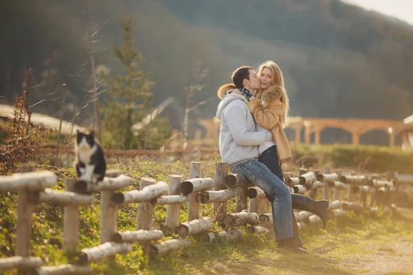 Amar a la joven pareja en otoño en el pueblo . — Foto de Stock