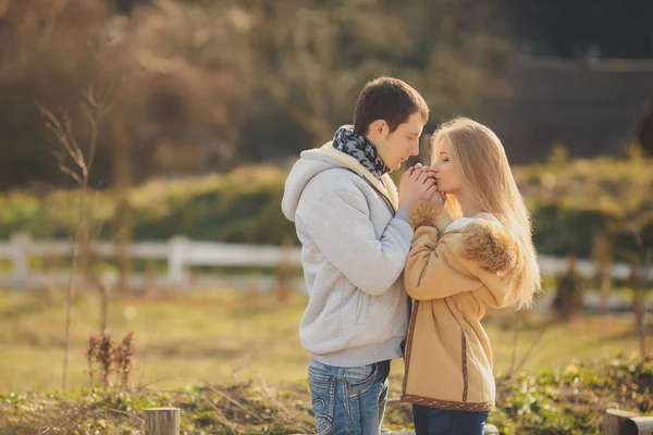 Amar a la joven pareja en otoño en el pueblo . —  Fotos de Stock