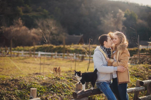 Liefdevolle jong koppel in het najaar in het dorp. — Stockfoto