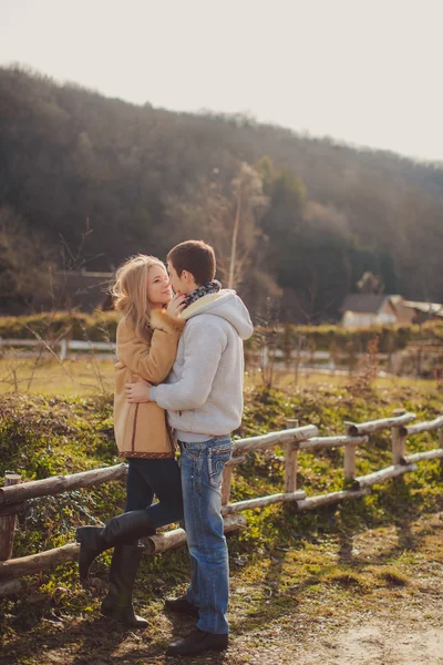 Liefdevolle jong koppel in het najaar in het dorp. — Stockfoto