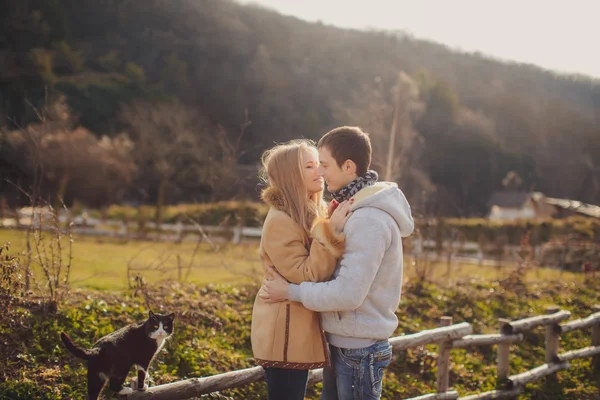 Loving young couple in autumn in the village. — Stock Photo, Image