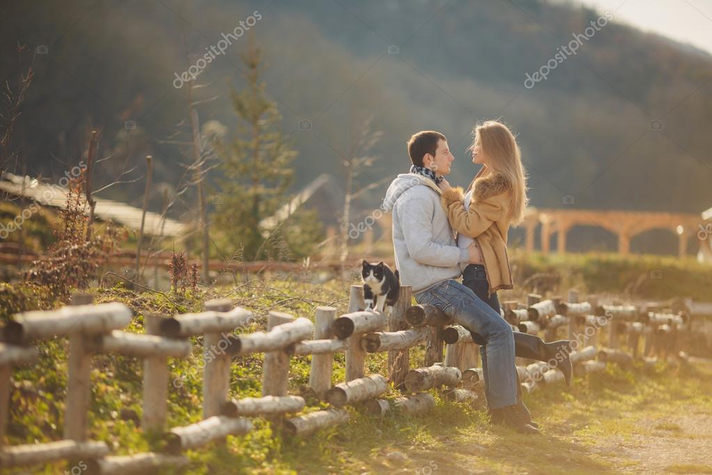 Milující mladý pár na podzim v obci. — Stock Fotografie © golyak #73214749