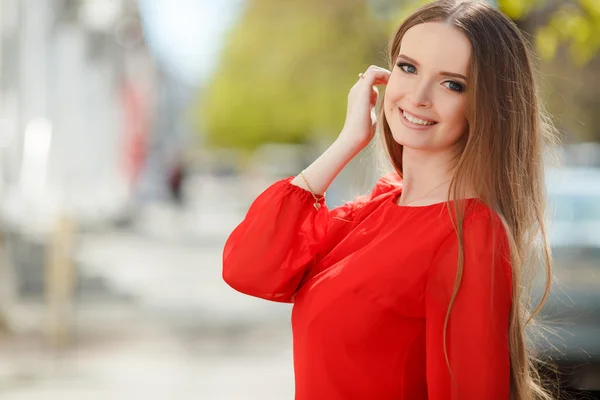 Portrait of beautiful woman outdoor in the city — Stock Photo, Image