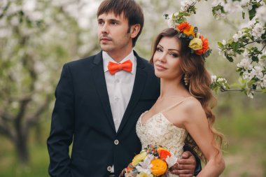 Gelin ve damat - bahar çiçekli bir parkta fotoğraf.