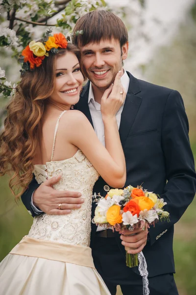 Жених и невеста - фото в цветочном парке весной . — стоковое фото