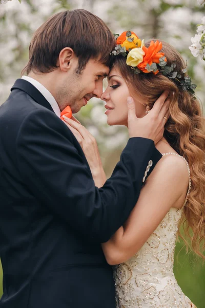 De bruid en bruidegom - foto in een bloemrijke Park in de lente. — Stockfoto